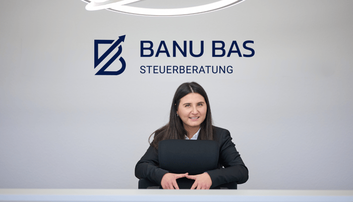 Banu Bas im Büro